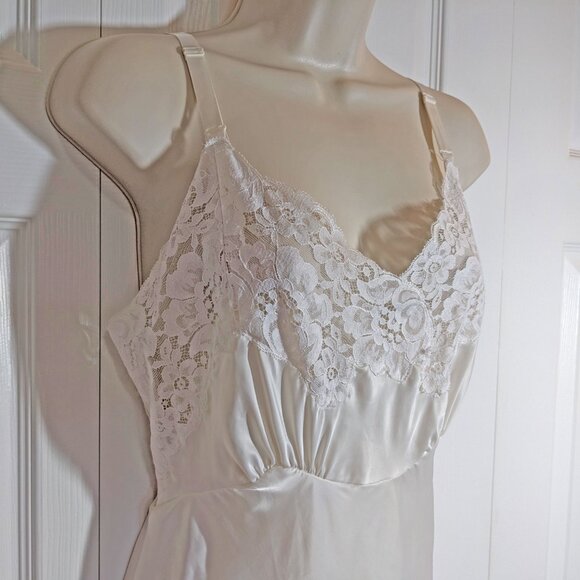 VTG Lady Lynne white slip, Rare 1950's pin-up girl style, 36" bust, Shiny nylon - Picture 8 of 16